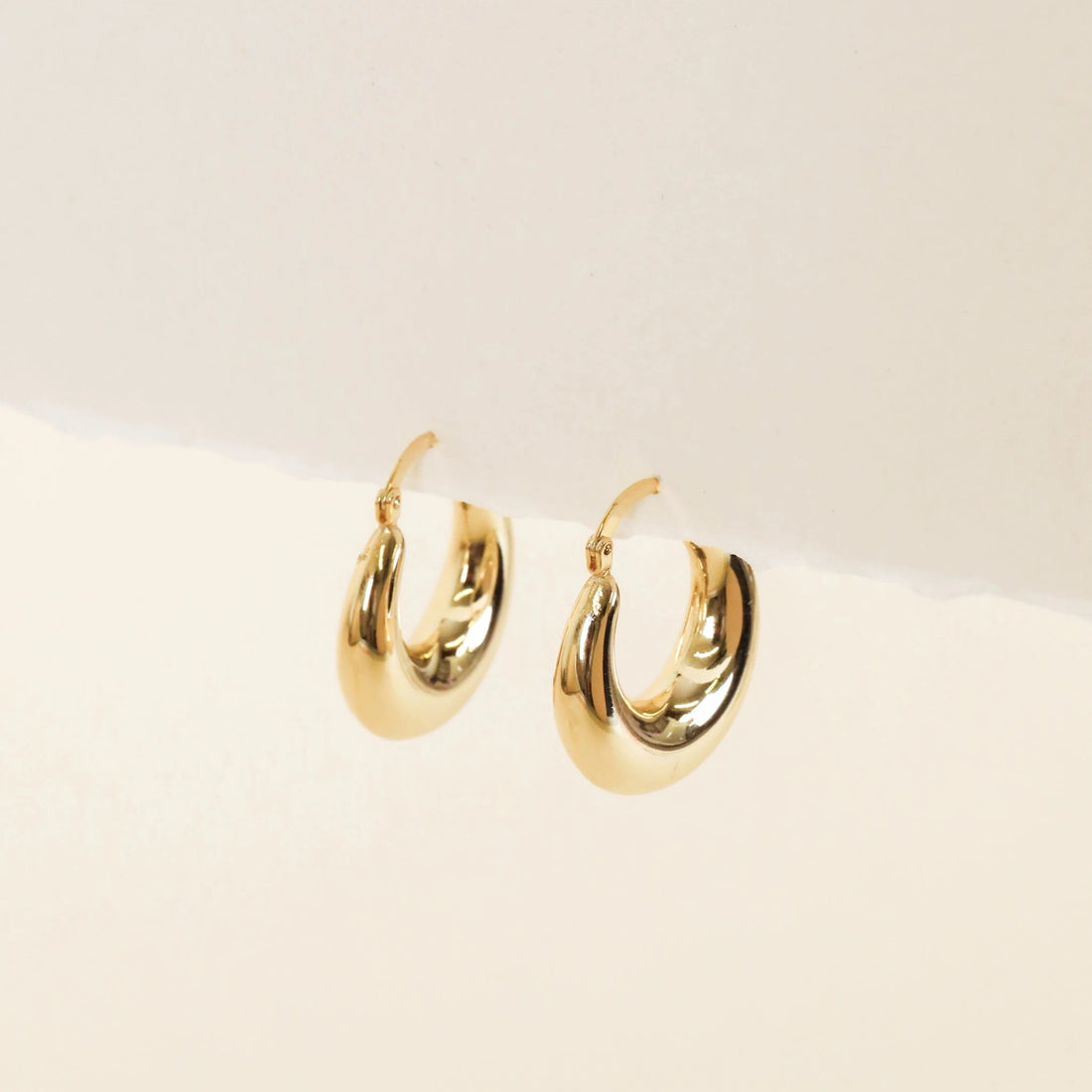 SCULPTURAL WIDE HOOP EARRINGS | GOLD