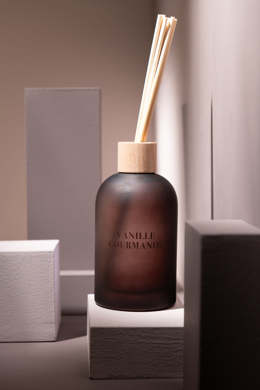 REED DIFFUSER IN FROSTED GLASS BOTTLE |  VANILLE GOURMANDE