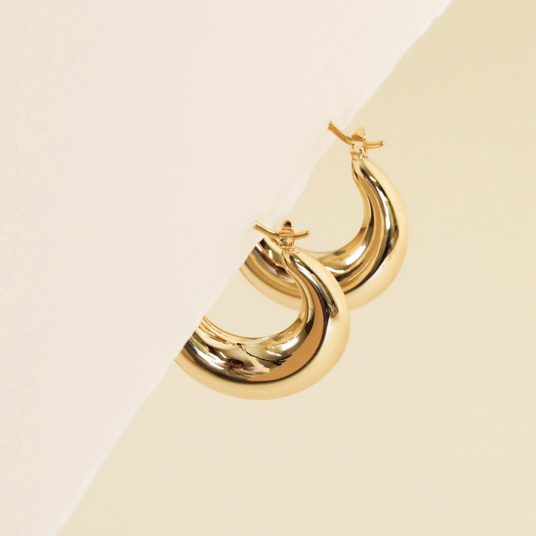 SCULPTURAL WIDE HOOP EARRINGS | GOLD