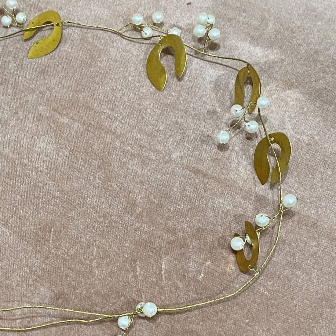 GARLAND OF LITTLE BRASS MISTLETOE WITH PEARLS