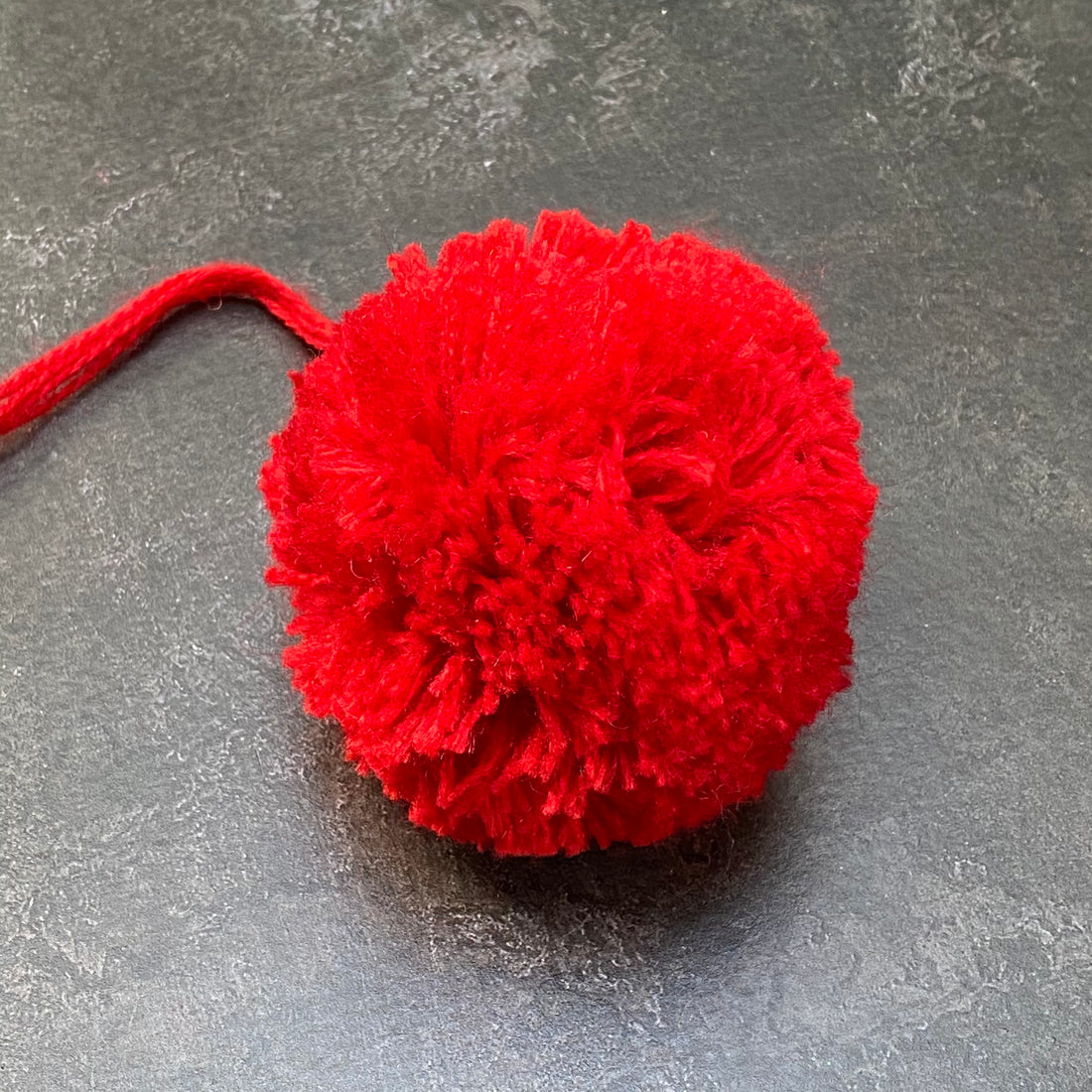 DECORATIVE POM POM